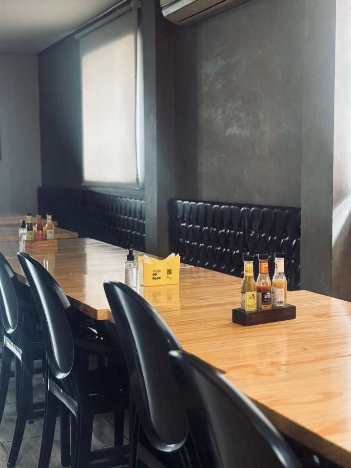 Mesa comunal longa para grupos